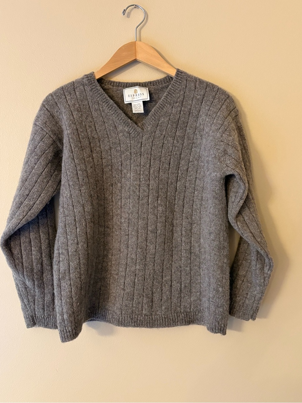 Express Tricot Brown V Neck 100% Wool Sweater Size Large in Excellent Condition